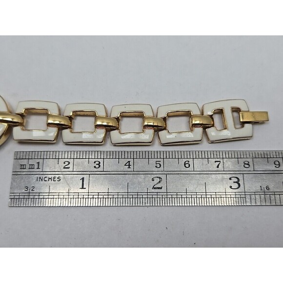 Avon White Enamel Gold Tone Link Bracelet Ladies Quartz Watch New Battery - Picture 7 of 9